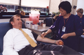 Secretary Thompson donates blood