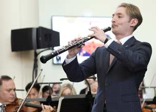 Featured NSO oboe soloist Harrison Linsey performs.