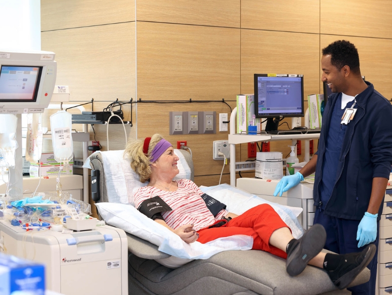 Sarah Fowler, a NIH Clinical Center Research Nurse Specialist, donates blood.